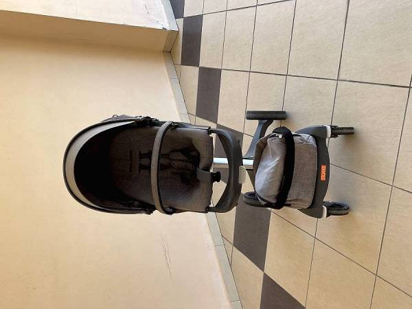 Stokke Xplory Γκρι με πορτ μπεμπε. Όλα σε άριστη κατάσταση, μέσα στα κουτιά τους.