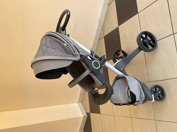 Stokke Xplory Γκρι με πορτ μπεμπε. Όλα σε άριστη κατάσταση, μέσα στα κουτιά τους.