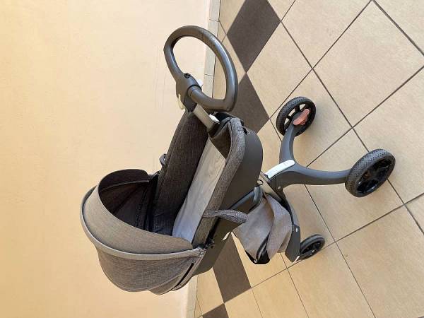 Stokke Xplory Γκρι με πορτ μπεμπε. Όλα σε άριστη κατάσταση, μέσα στα κουτιά τους.