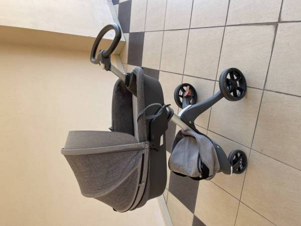 Stokke Xplory Γκρι με πορτ μπεμπε. Όλα σε άριστη κατάσταση, μέσα στα κουτιά τους.